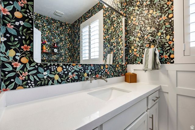 69 N FLOWER RD, Vineyard, UT 84059
