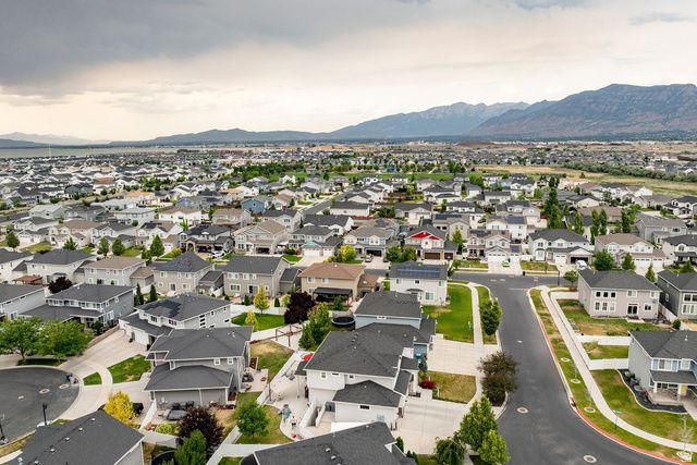 69 N FLOWER RD, Vineyard, UT 84059