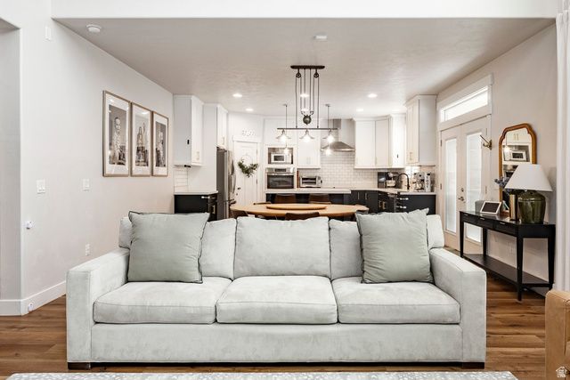 69 N FLOWER RD, Vineyard, UT 84059