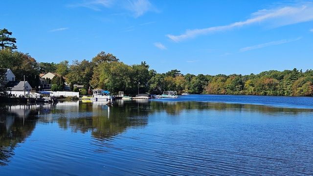 21 Evergreen St, Dartmouth, MA 02747