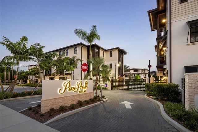 7498 SW 100th St, Pinecrest, FL 33156