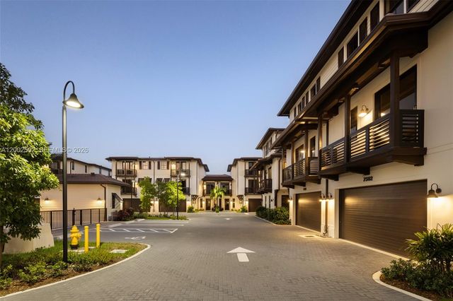 7498 SW 100th St, Pinecrest, FL 33156