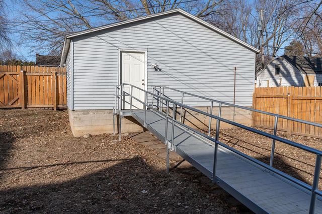 1708 Pershing Boulevard, Clinton, IA 52732