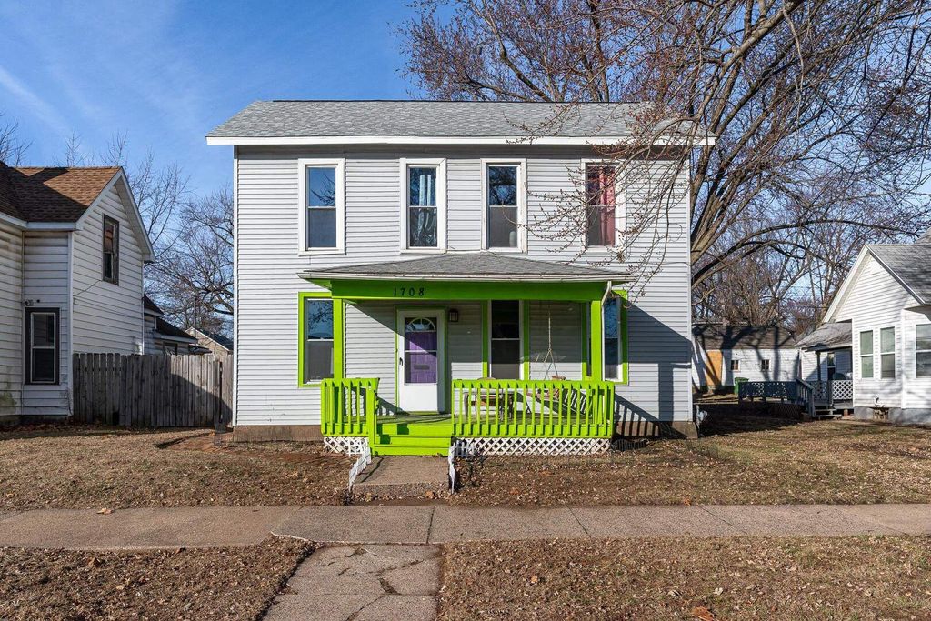 1708 Pershing Boulevard, Clinton, IA 52732