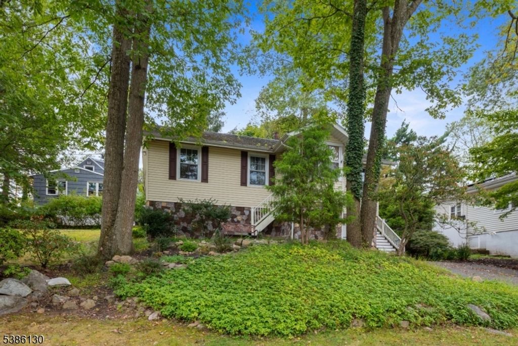 54 Point Pleasant Rd, Hopatcong Boro, NJ 07843