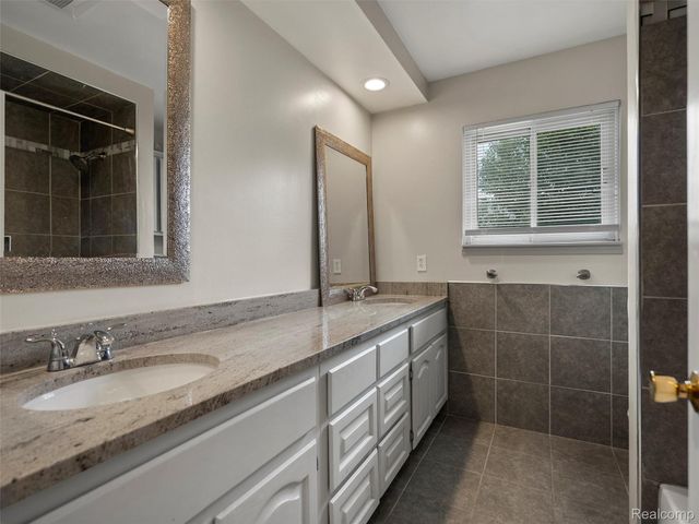 16676 Grillo Drive, Clinton Charter Township, MI 48038