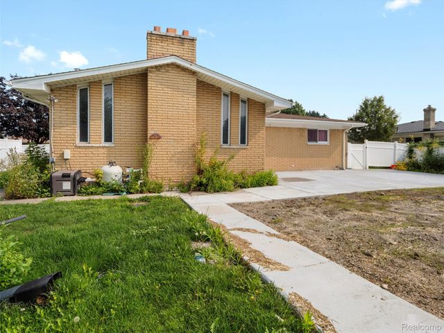 16676 Grillo Drive, Clinton Charter Township, MI 48038