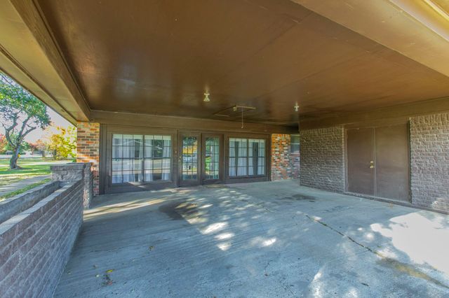 615 E Jacinto Street, Groesbeck, TX 76642