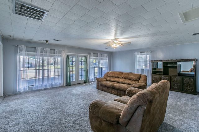 615 E Jacinto Street, Groesbeck, TX 76642