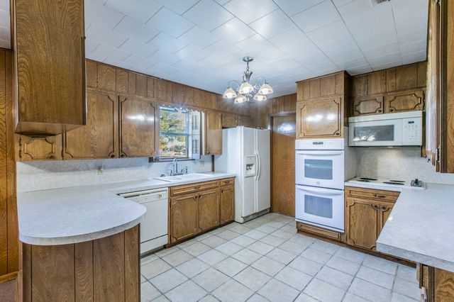 615 E Jacinto Street, Groesbeck, TX 76642