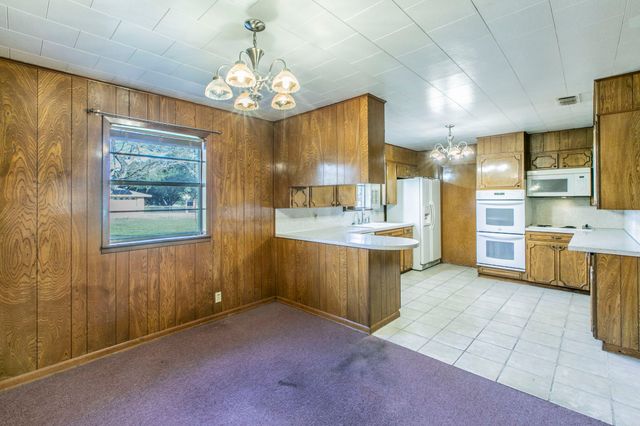 615 E Jacinto Street, Groesbeck, TX 76642