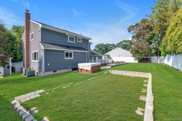 3 Lesley Drive, Syosset, NY 11791