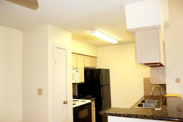 2120 El Paseo Street 404, Houston, TX 77054