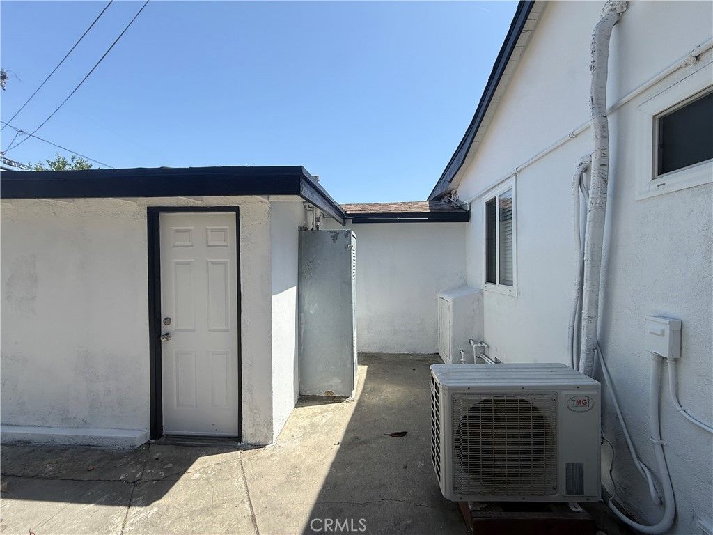 Image 10 of property listing at 311 E Cummings, Long Beach, CA 90805