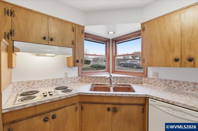 1320 Arrow St NW, Salem, OR 97304