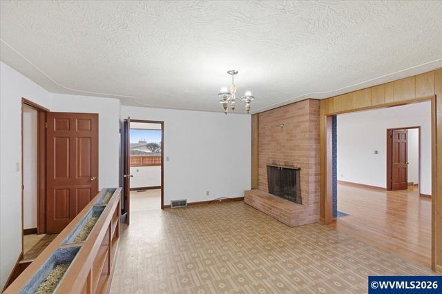 1320 Arrow St NW, Salem, OR 97304