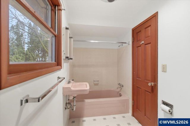 1320 Arrow St NW, Salem, OR 97304