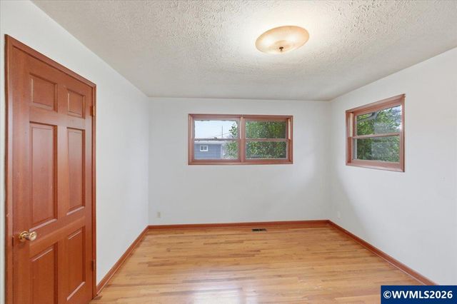 1320 Arrow St NW, Salem, OR 97304