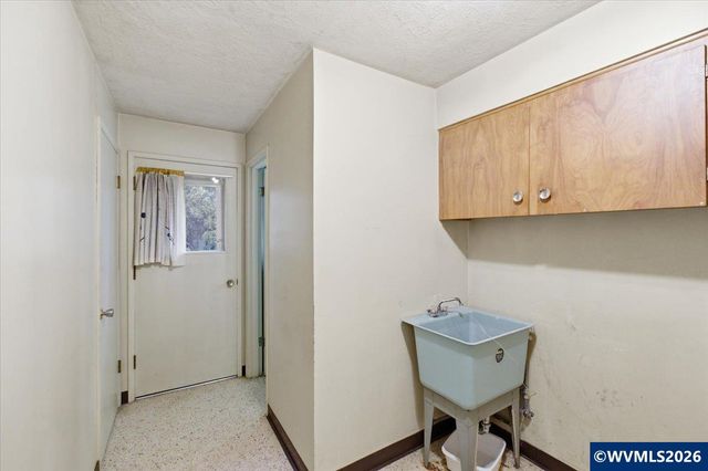 1320 Arrow St NW, Salem, OR 97304