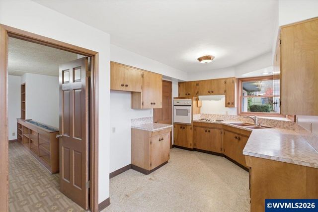 1320 Arrow St NW, Salem, OR 97304