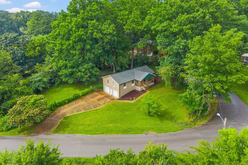 209 Downer Dr, Clarksville, TN 37042