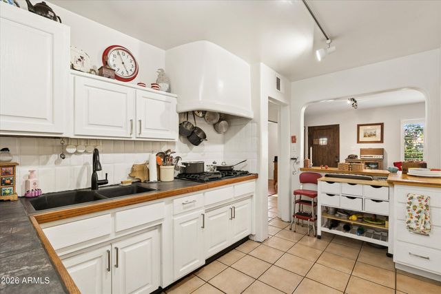 1929 E CLARENDON Avenue, Phoenix, AZ 85016