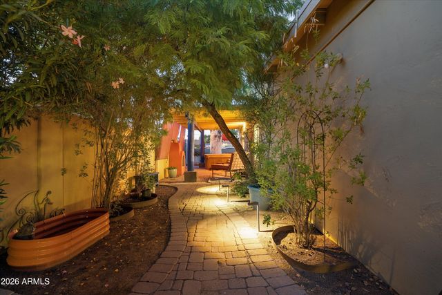 1929 E CLARENDON Avenue, Phoenix, AZ 85016