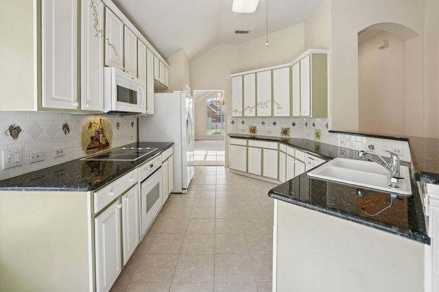 469 Crestview Point Drive, Lewisville, TX 75067