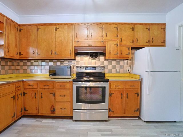 21 Pleasant View Road, Poughkeepsie, NY 12603