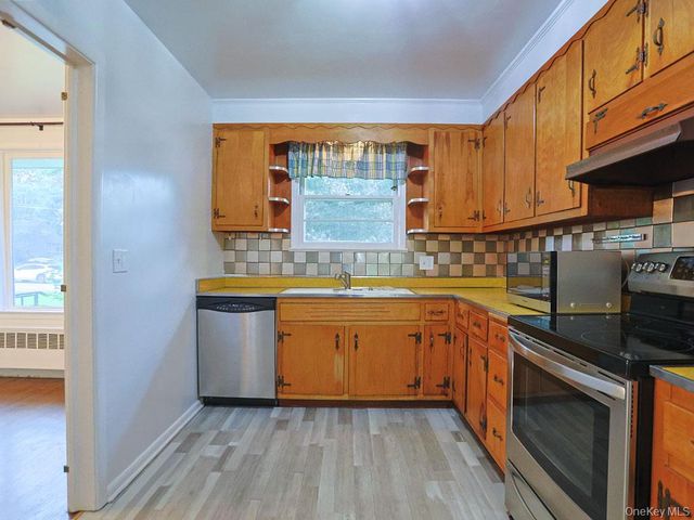 21 Pleasant View Road, Poughkeepsie, NY 12603