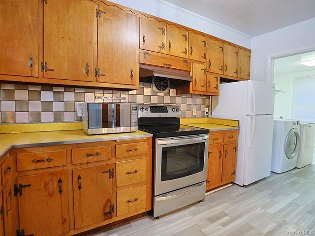 21 Pleasant View Road, Poughkeepsie, NY 12603