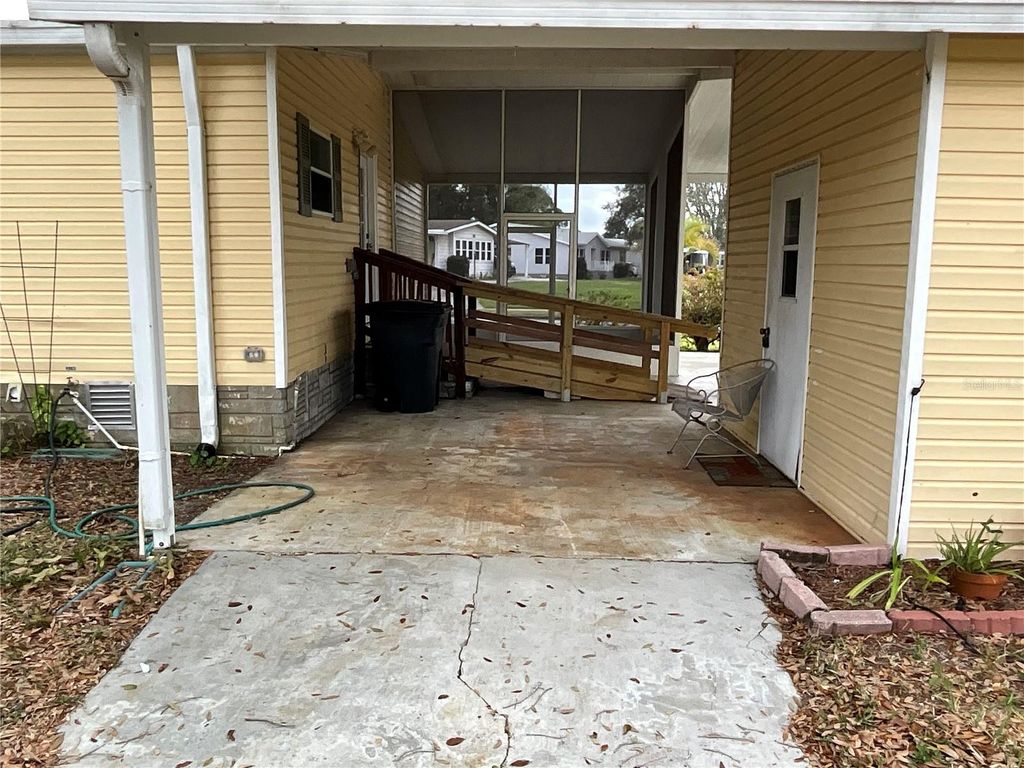 Image 9 of property listing at 116 TRADERS COVE BOULEVARD, Debary, FL 32713