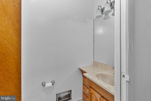 8 HUNT RD, Bordentown, NJ 08505