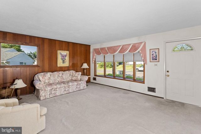8 HUNT RD, Bordentown, NJ 08505