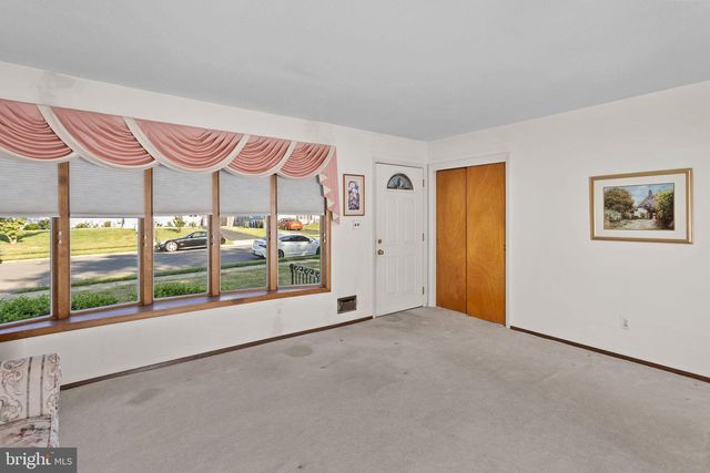 8 HUNT RD, Bordentown, NJ 08505