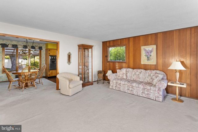 8 HUNT RD, Bordentown, NJ 08505