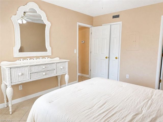 4629 Bayshore DR J3, Naples, FL 34112