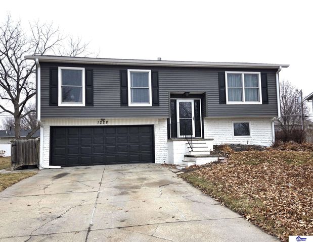 1228 N Maine Avenue, York, NE 68467