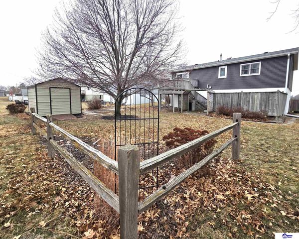 1228 N Maine Avenue, York, NE 68467