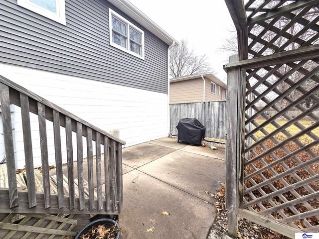 1228 N Maine Avenue, York, NE 68467