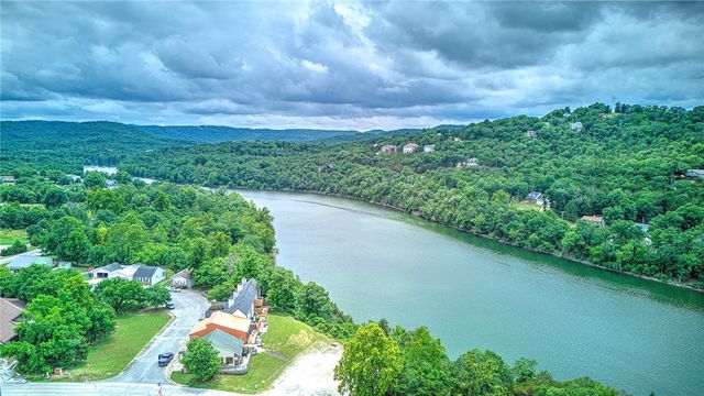 18 Green Meadow Lane, Holiday Island, AR 72631