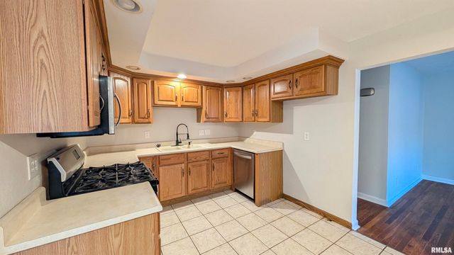 200 LASALLE Boulevard, Marquette Heights, IL 61554