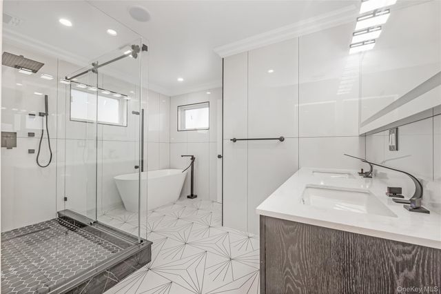 21 Norman Avenue, Amityville, NY 11701