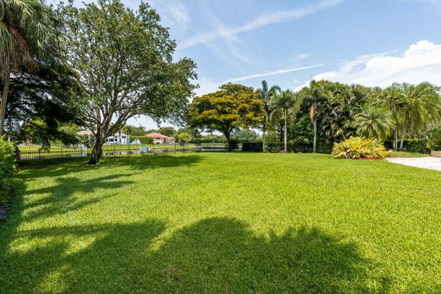 10251 N Lake Vista Circle, Davie, FL 33328