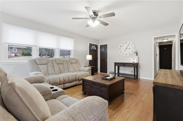 2816 Berry Lane, Independence, MO 64057