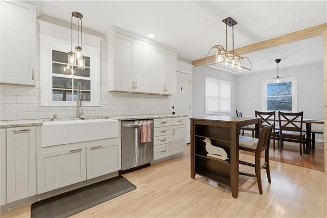 2816 Berry Lane, Independence, MO 64057