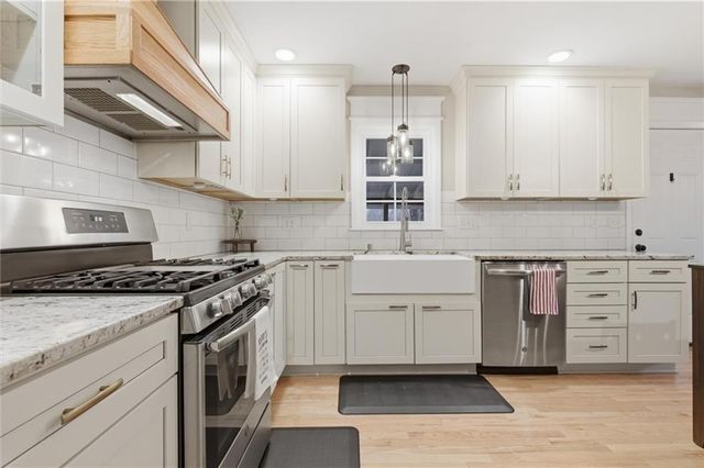 2816 Berry Lane, Independence, MO 64057