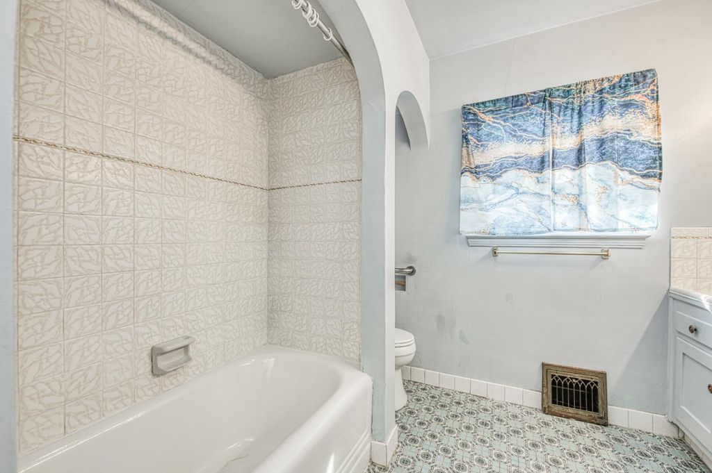 Image 15 of property listing at 145 E University Avenue, Fresno, CA 93704