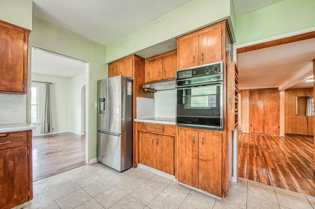 Image 7 of property listing at 145 E University Avenue, Fresno, CA 93704