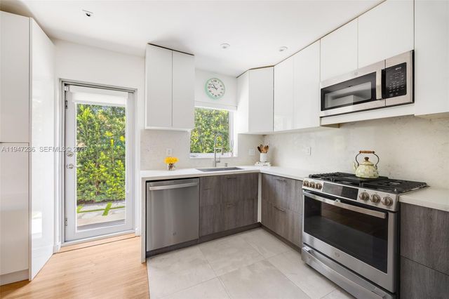 6055 SW 38th St, Miami, FL 33155